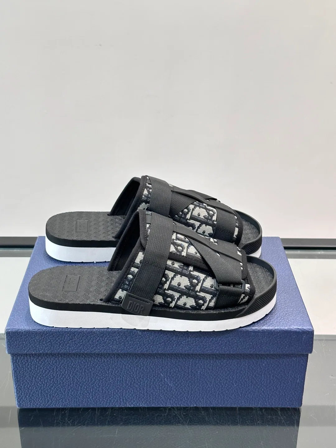 DIO 27FW AAEKWHN 001 슬리퍼