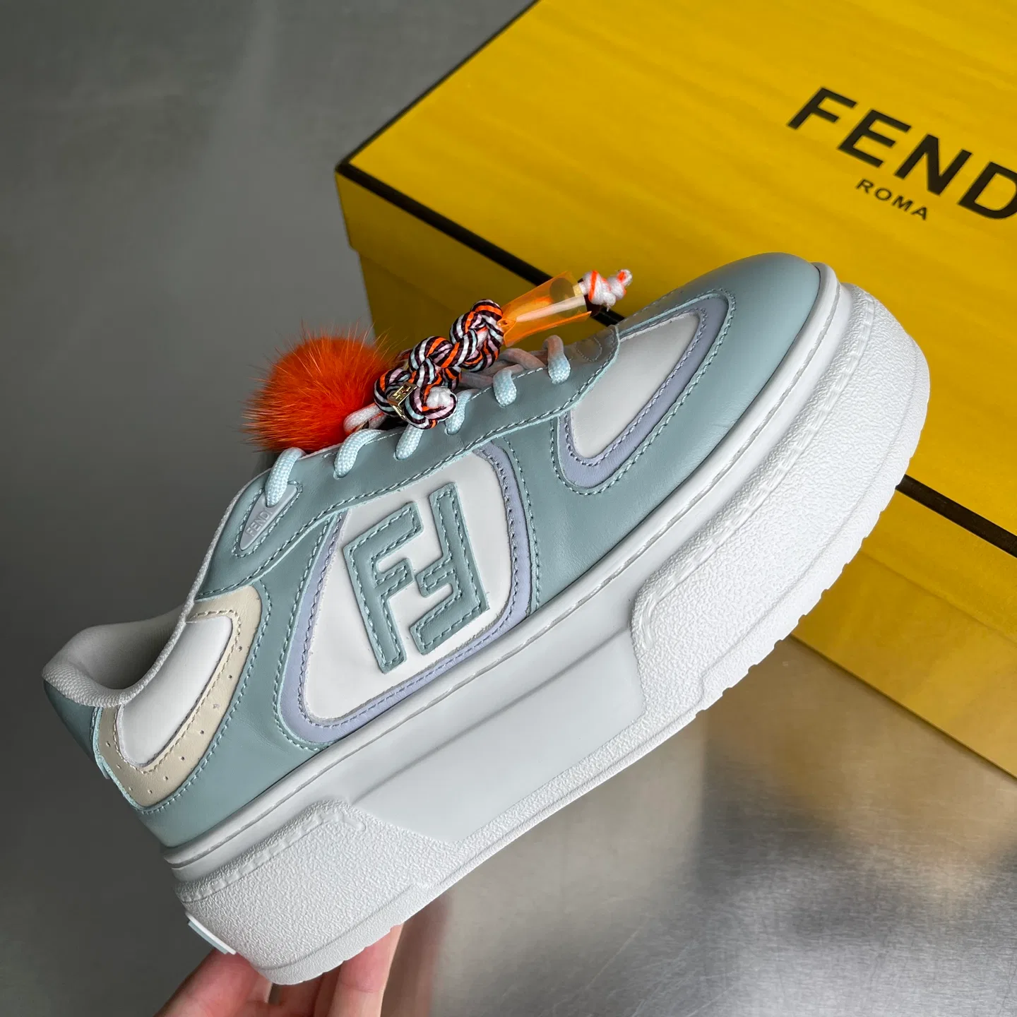 FEN 27FW EIUHZUK 003 스니커즈 3