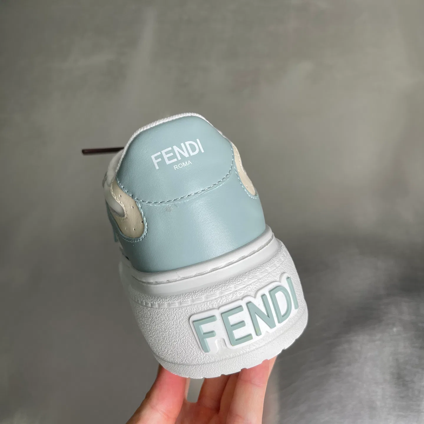 FEN 27FW EIUHZUK 003 스니커즈 6
