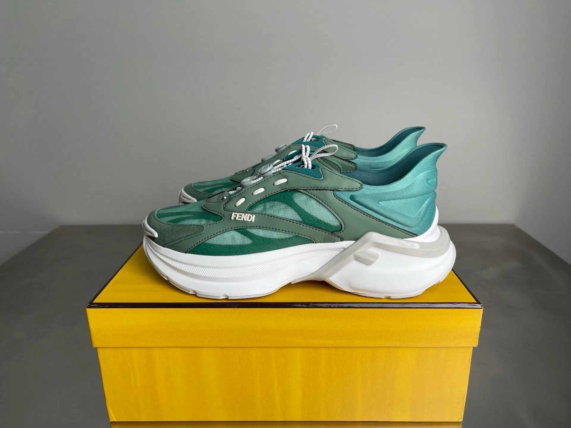 FEN 27FW EIUHZUK 004 운동화