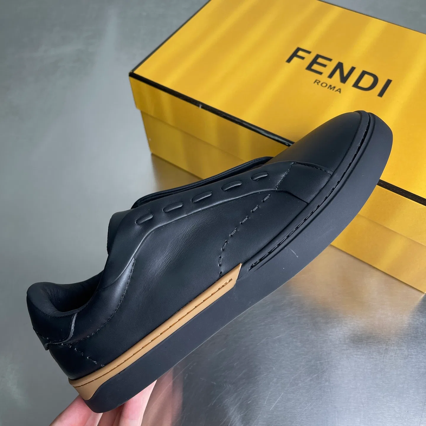 FEN 27FW EIUHZUK 005 스니커즈 3