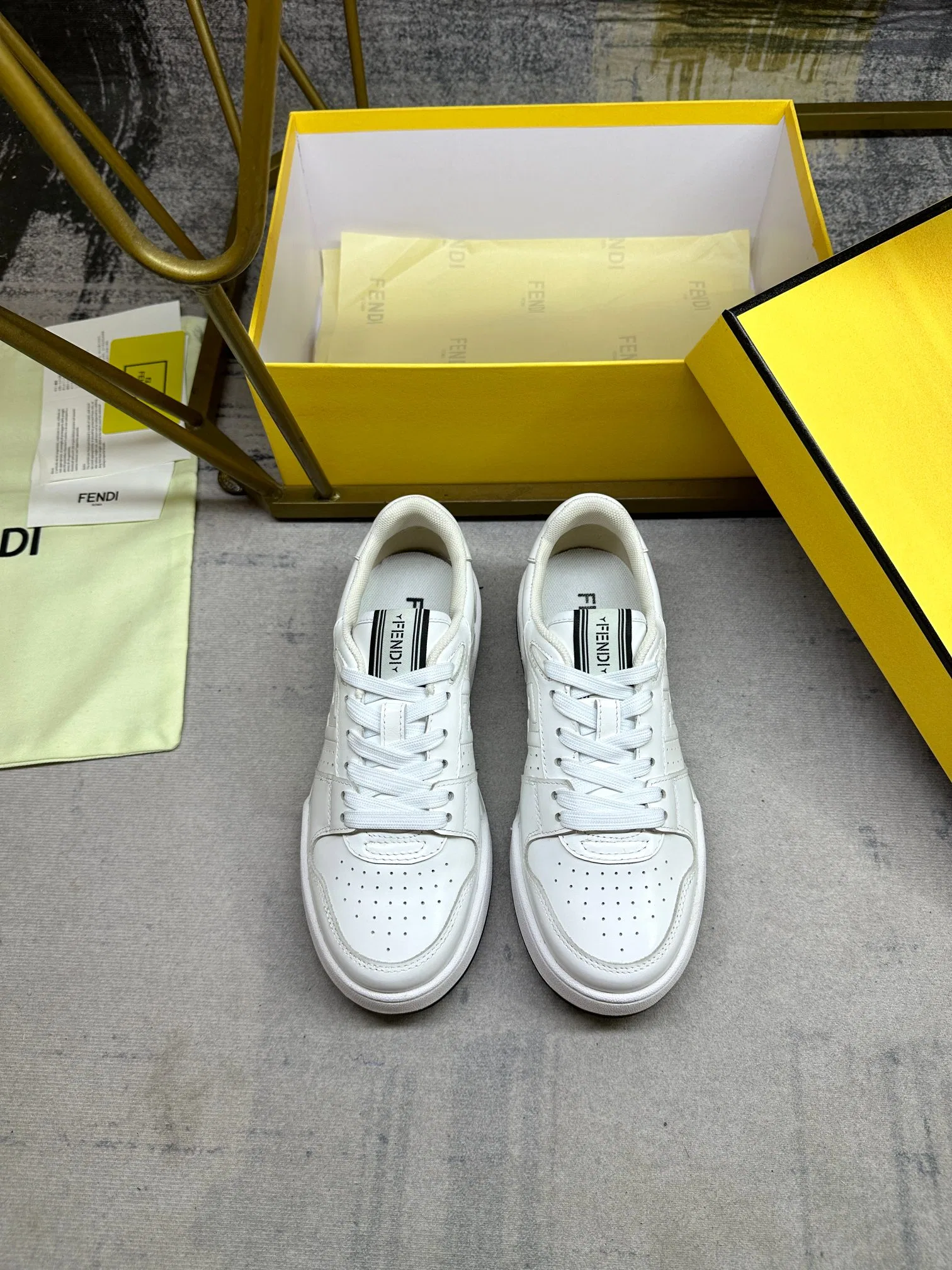 FEN 27FW EIUHZUK 006 스니커즈 3