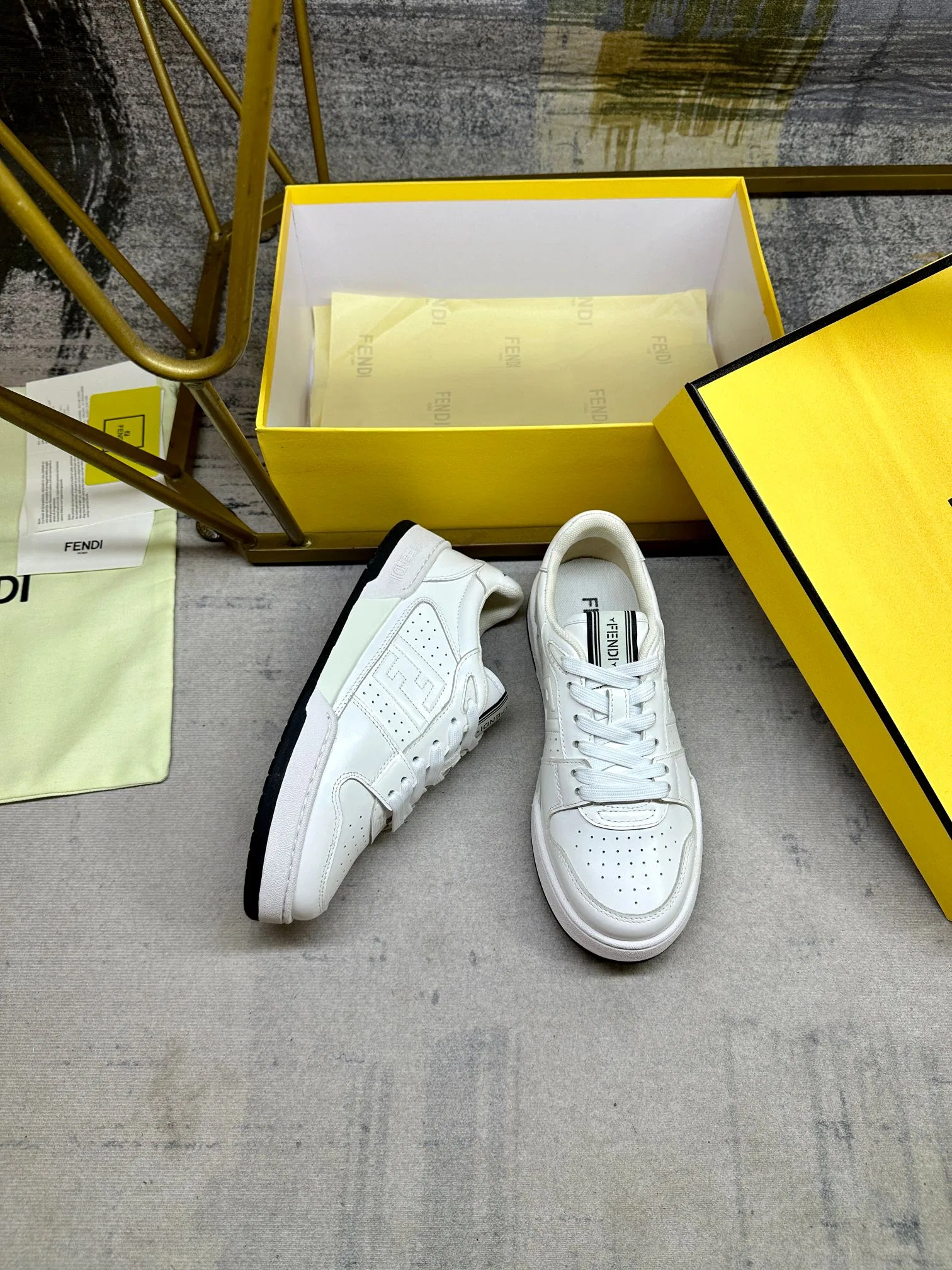 FEN 27FW EIUHZUK 006 스니커즈 4