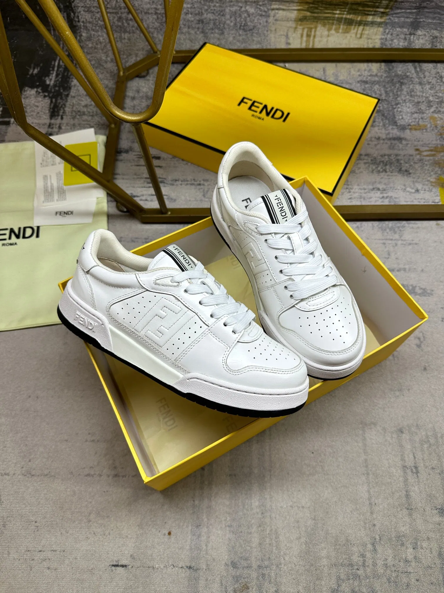 FEN 27FW EIUHZUK 006 스니커즈 5