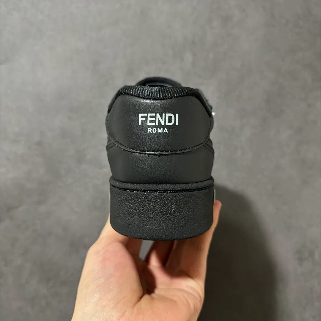 FEN 27FW EIUHZUK 007 스니커즈 4
