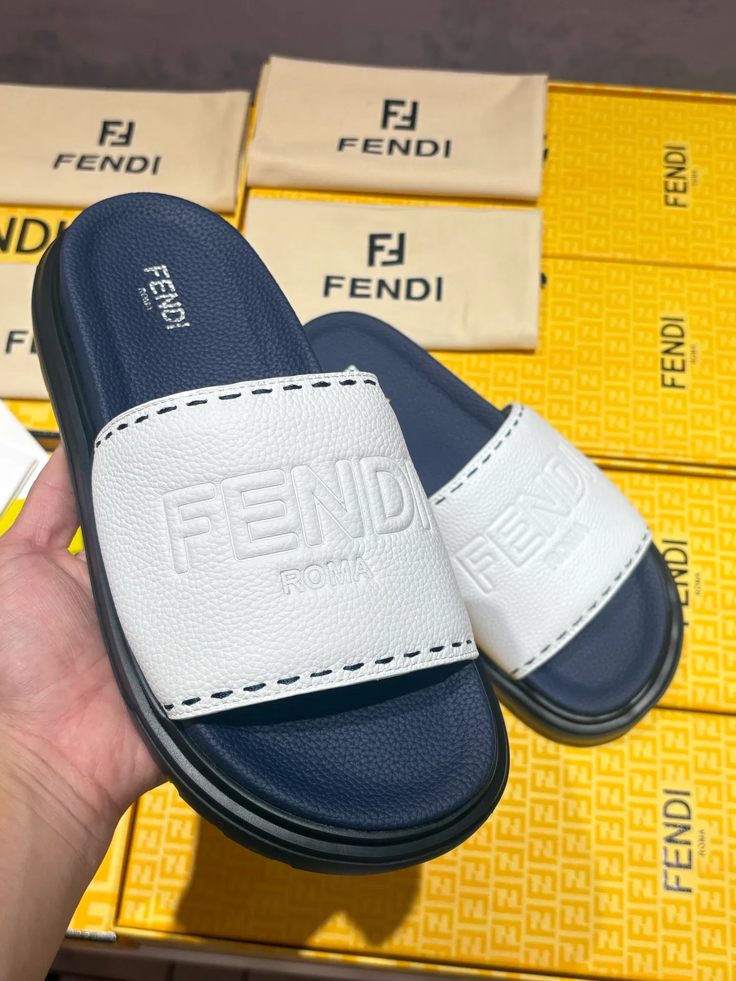 FEN 27FW INTBAJF 001 슬리퍼