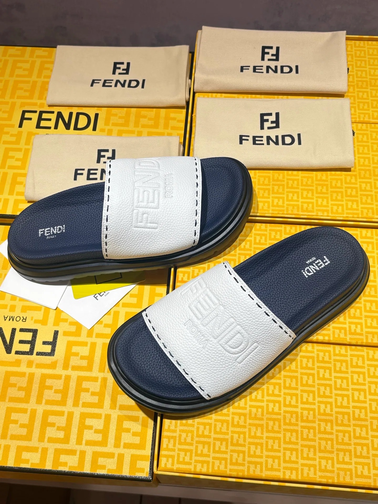 FEN 27FW INTBAJF 001 슬리퍼 3