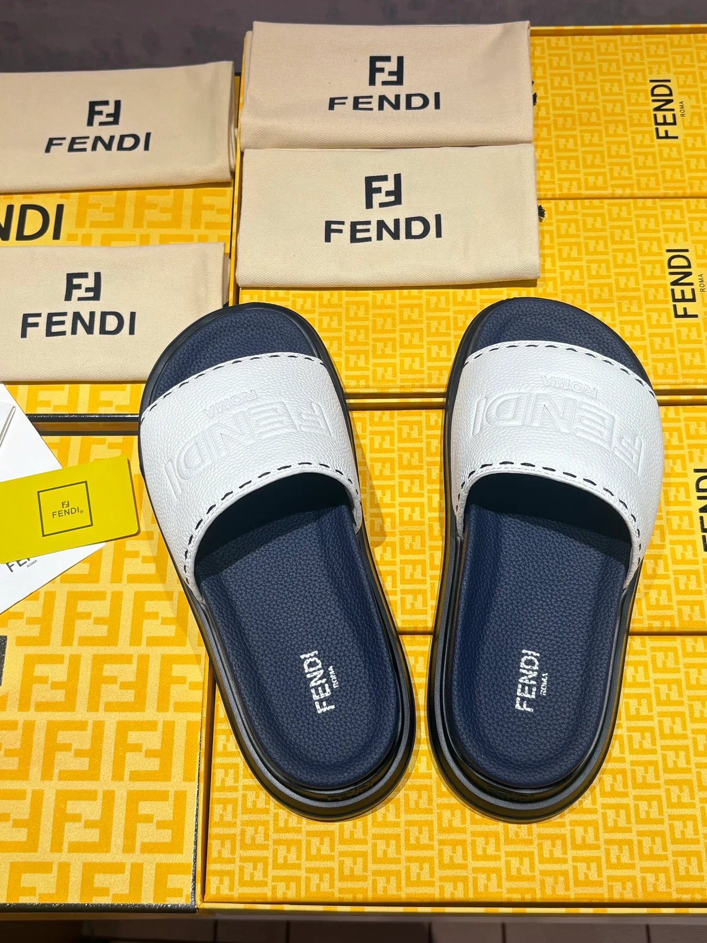 FEN 27FW INTBAJF 001 슬리퍼 4