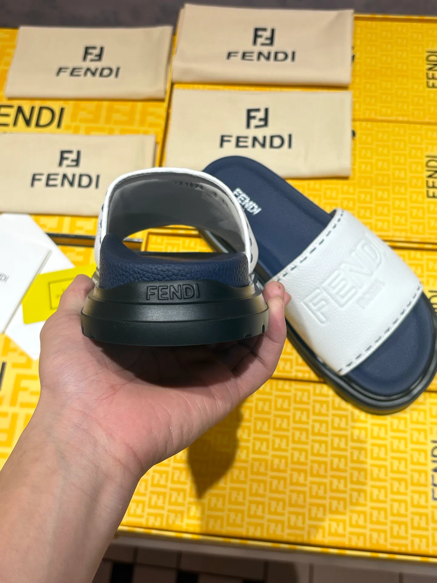FEN 27FW INTBAJF 001 슬리퍼 6