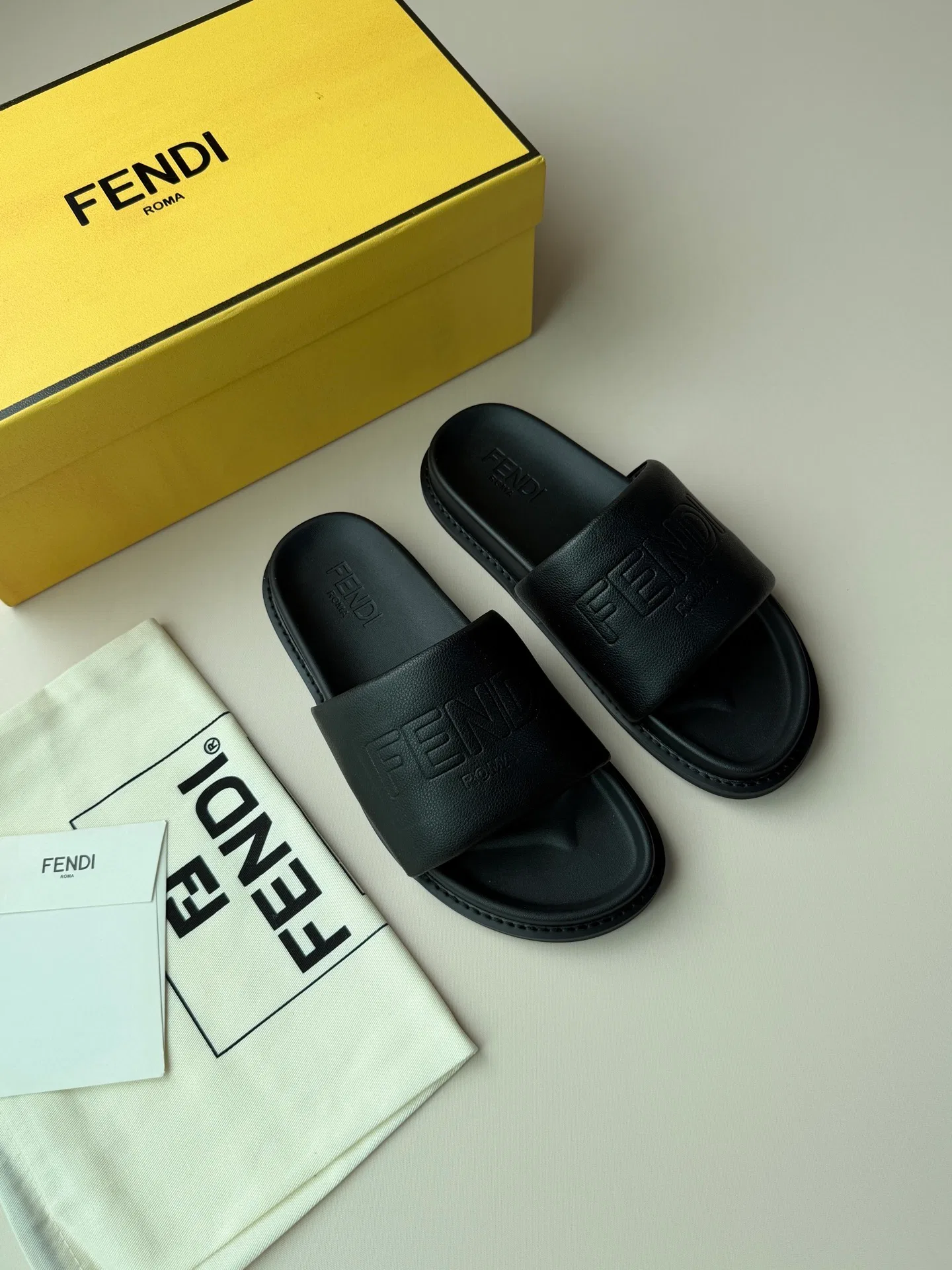 FEN 27FW KJARXSO 009 슬리퍼