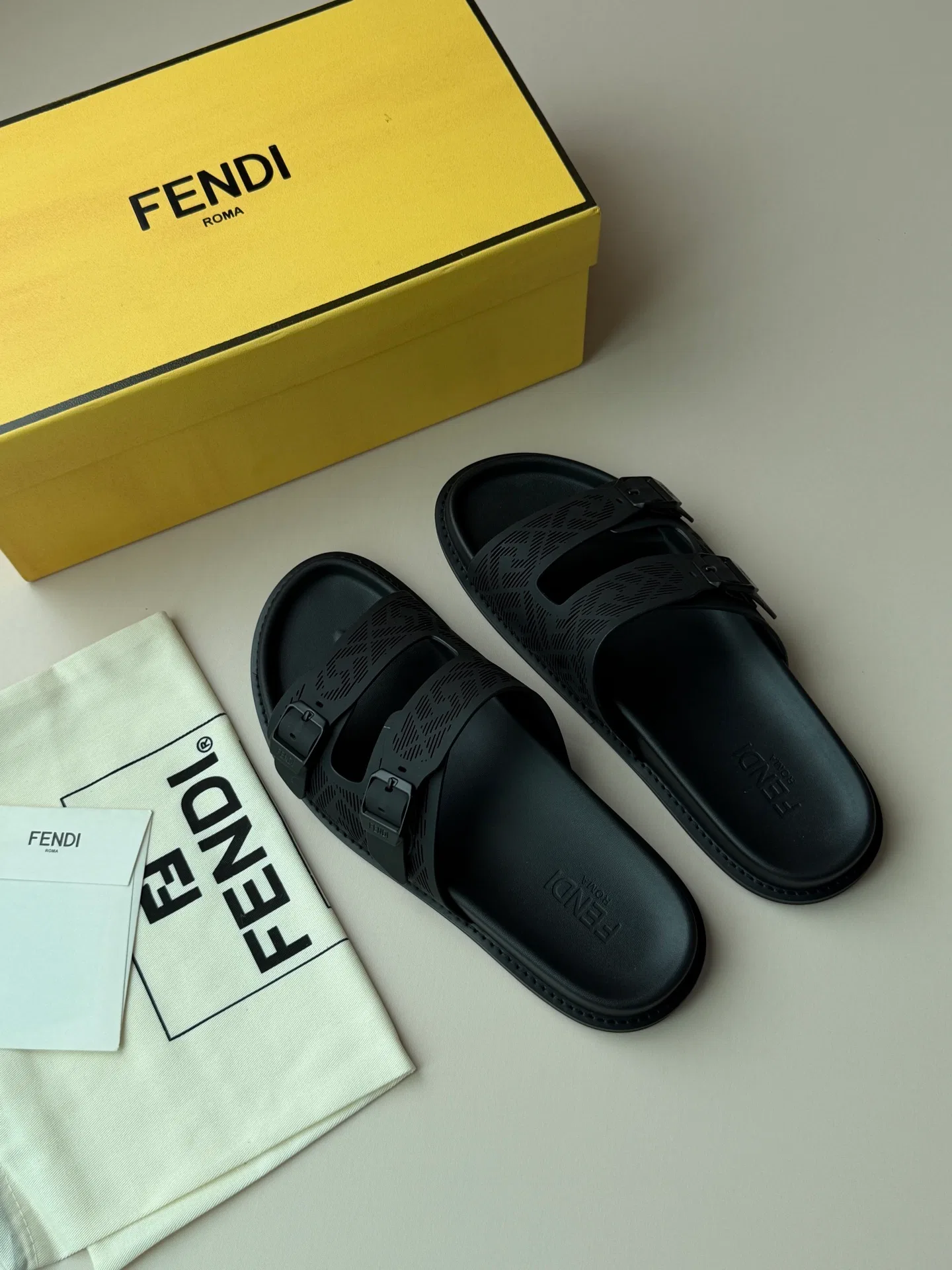 FEN 27FW KJARXSO 010 슬리퍼