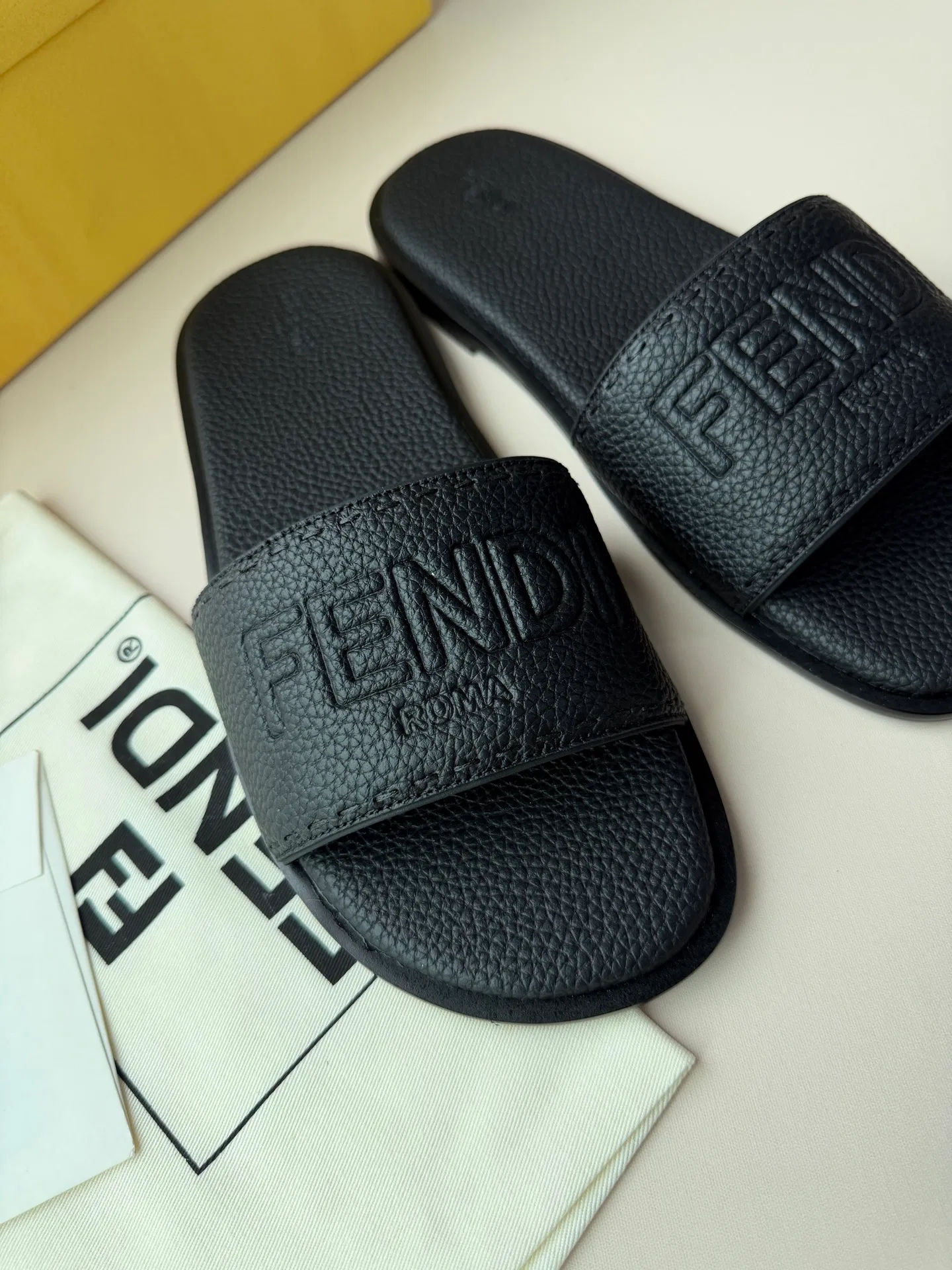 FEN 27FW KJARXSO 011 슬리퍼 4