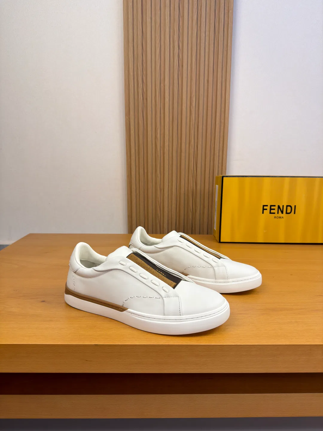 FEN 27FW KJARXSO 021 스니커즈