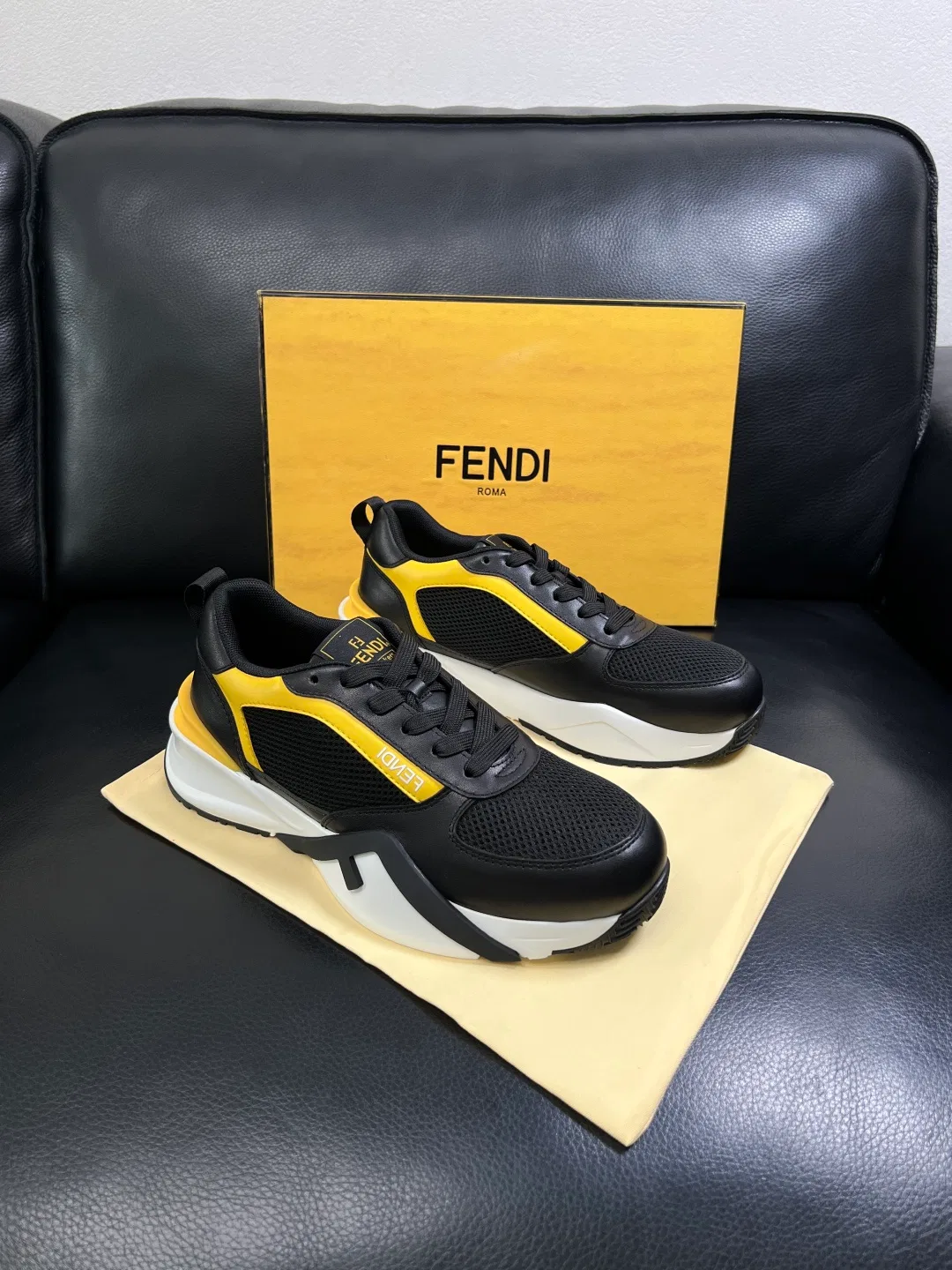 FEN 27FW KJARXSO 024 스니커즈