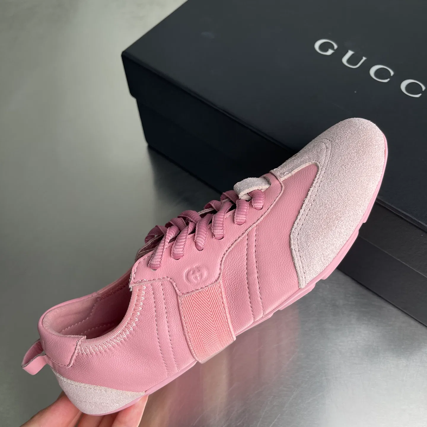 GU 27FW DQAXIFR 002 스니커즈 3