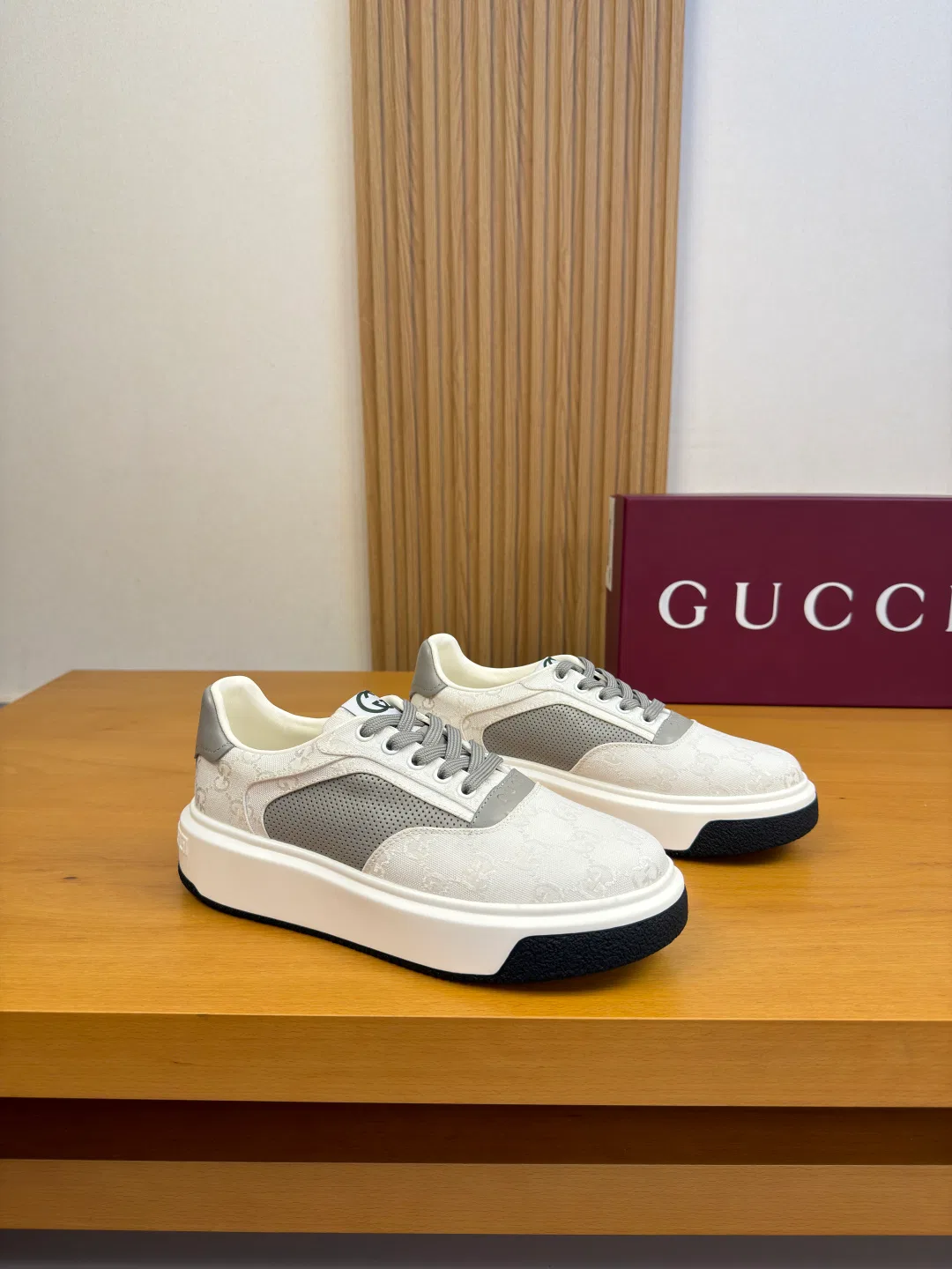 GU 27FW EPMGMVN 013 스니커즈