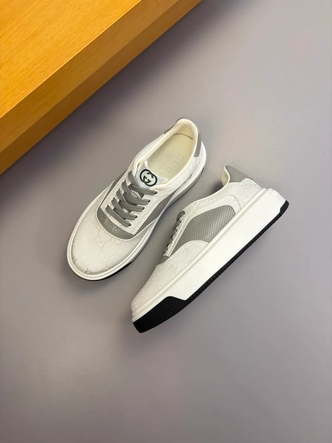 GU 27FW EPMGMVN 013 스니커즈 3