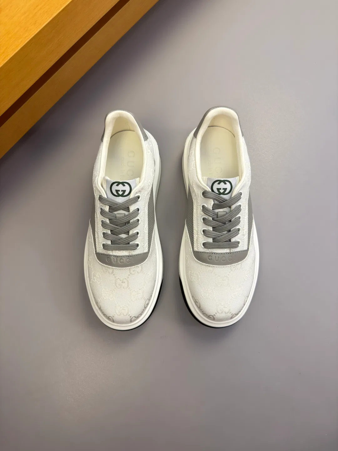 GU 27FW IWRCRKB 025 스니커즈