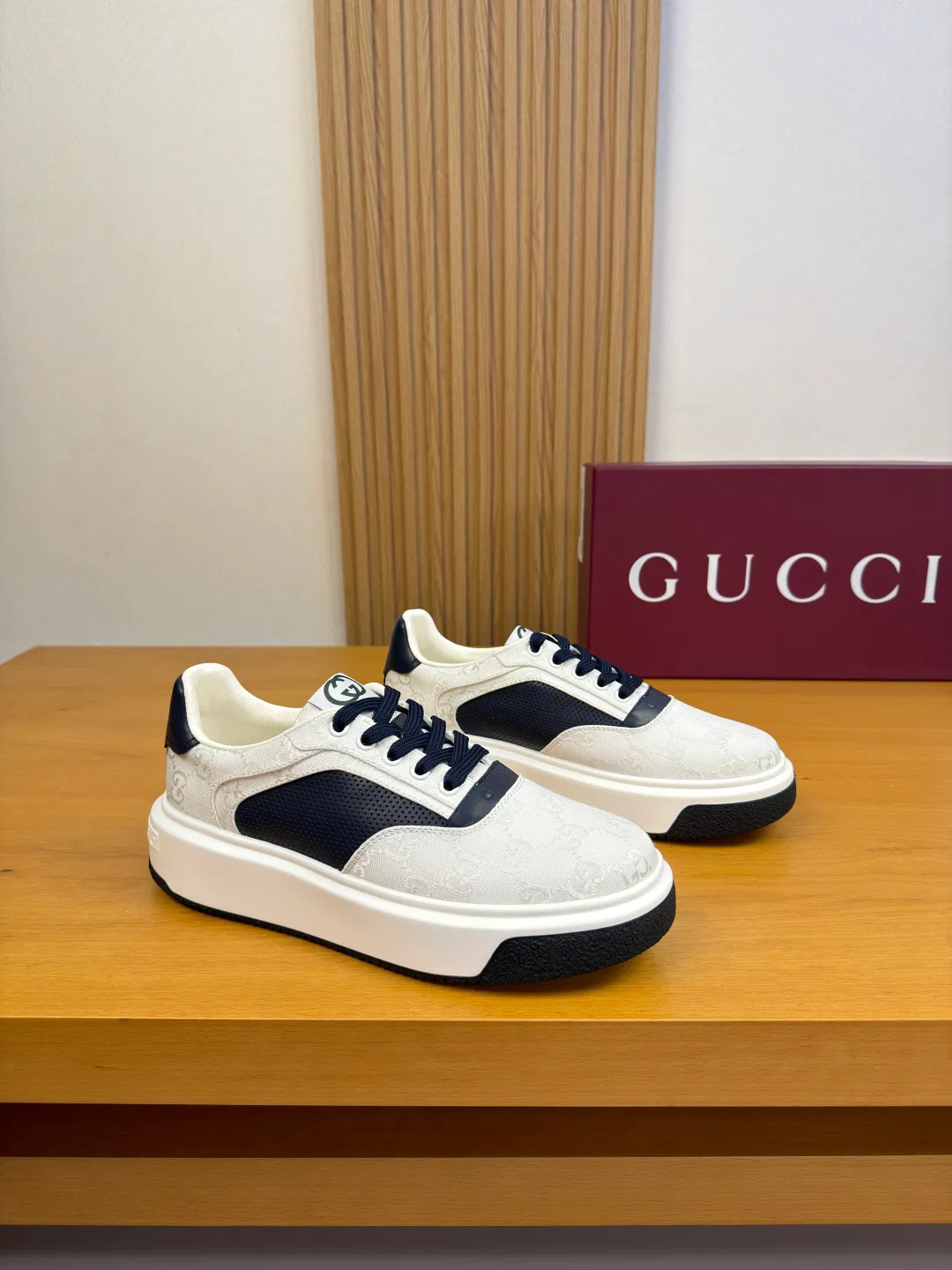 GU 27FW IWRCRKB 025 스니커즈 5