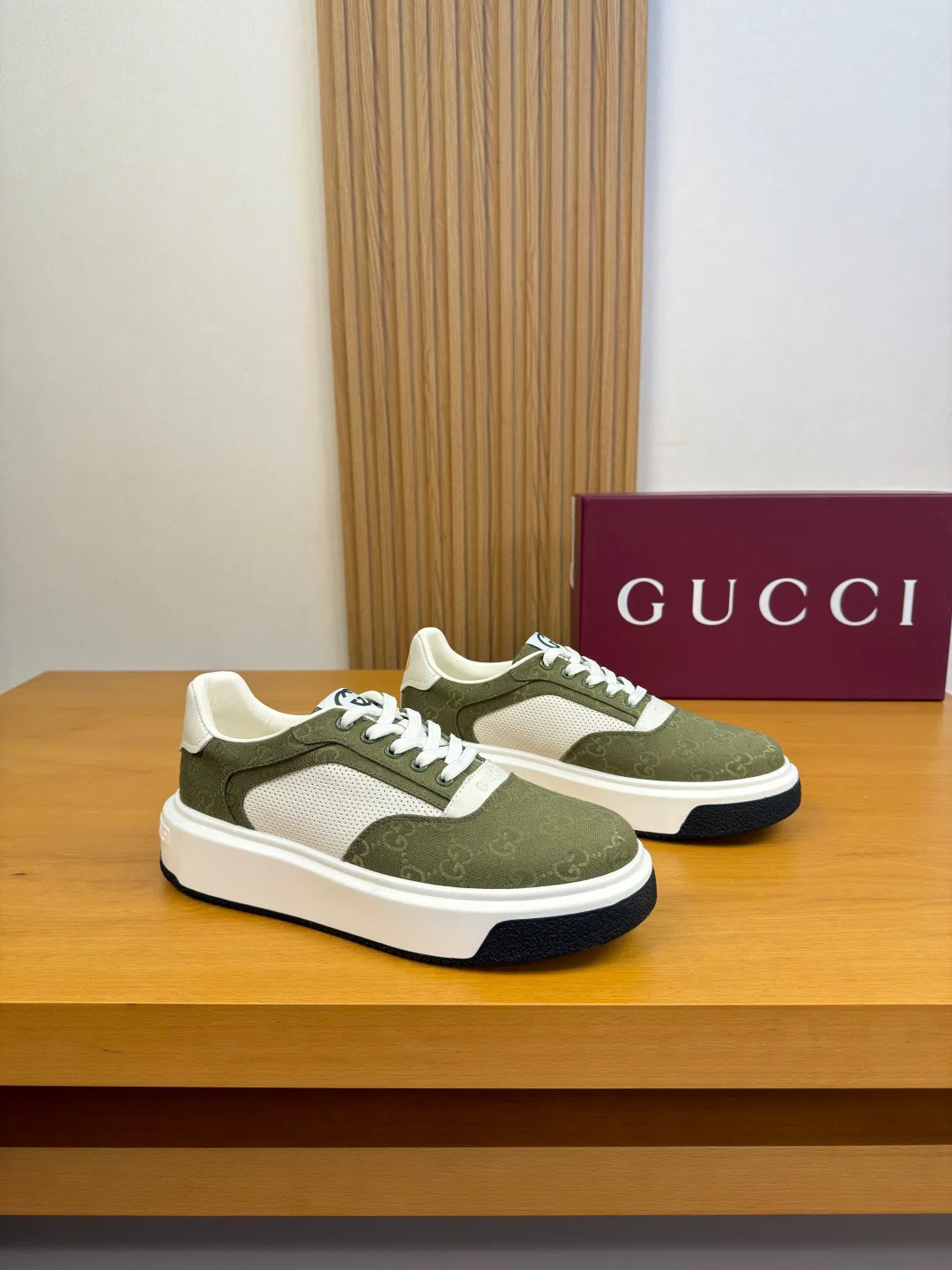 GU 27FW IWRCRKB 026 스니커즈