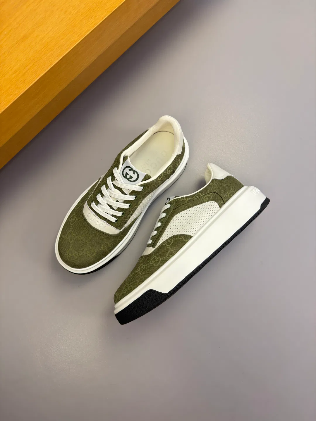 GU 27FW IWRCRKB 026 스니커즈 3