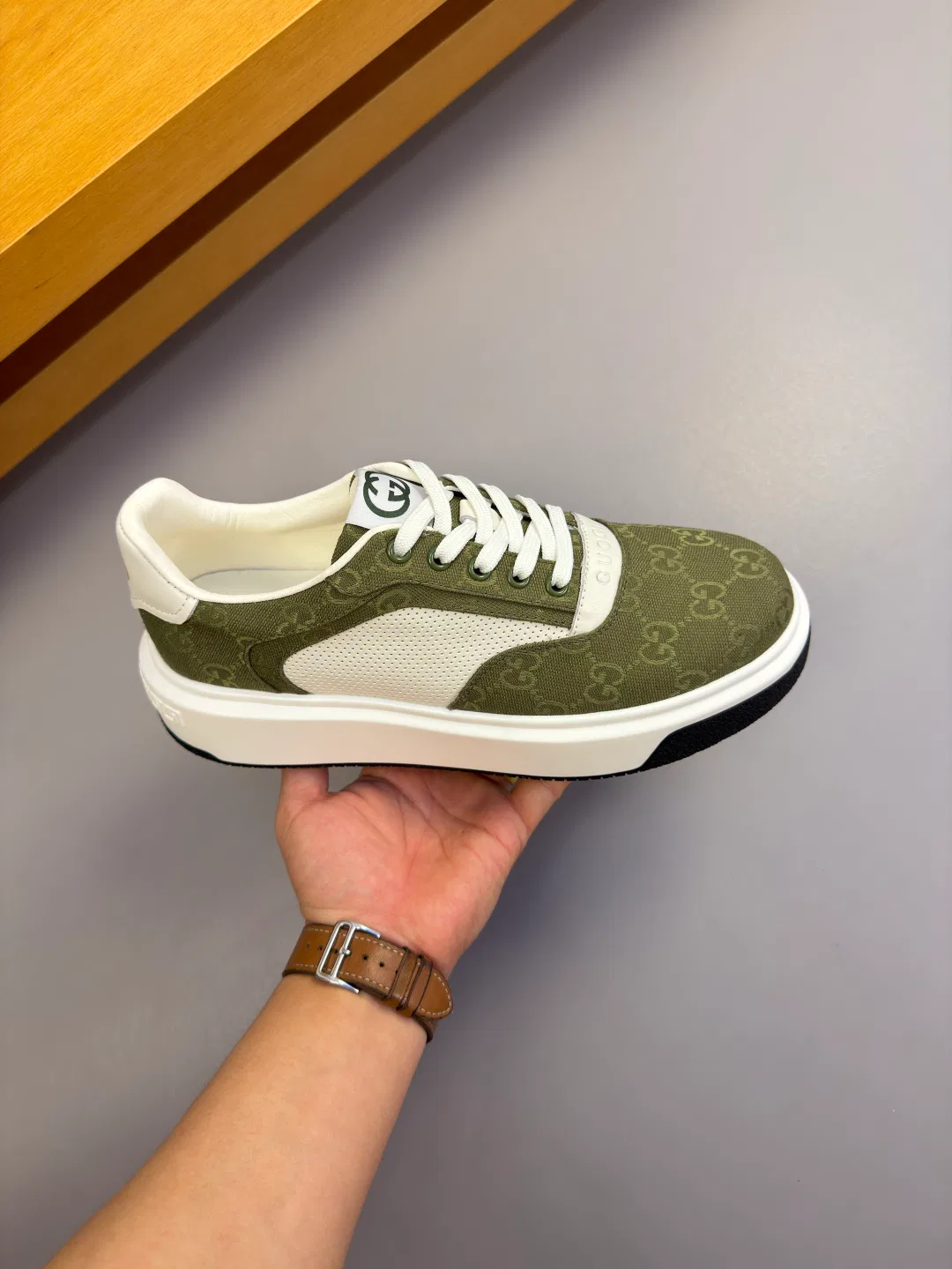 GU 27FW IWRCRKB 026 스니커즈 4