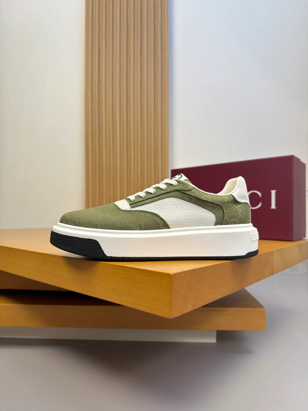 GU 27FW IWRCRKB 026 스니커즈 5
