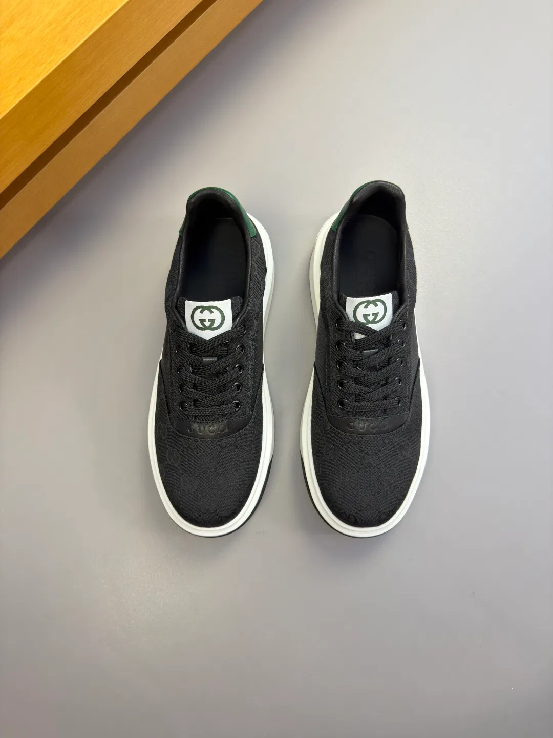 GU 27FW IWRCRKB 028 스니커즈