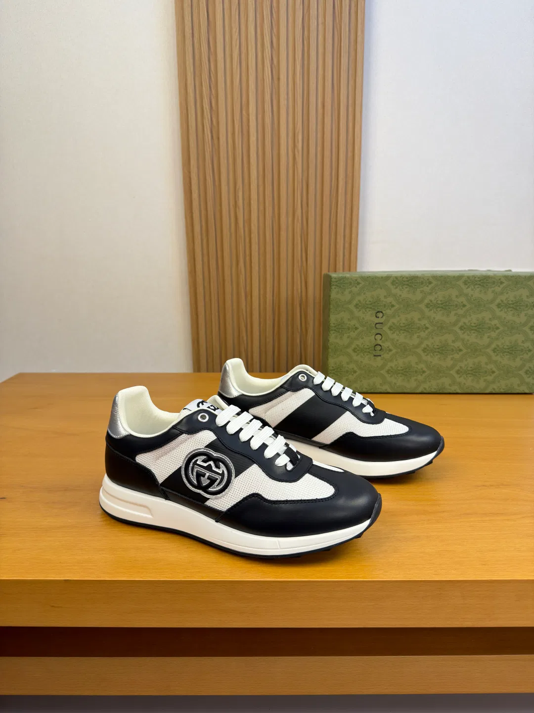 GU 27FW IWRCRKB 029 스니커즈