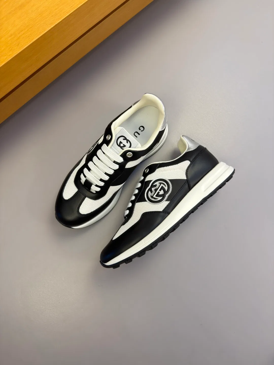 GU 27FW IWRCRKB 029 스니커즈 3