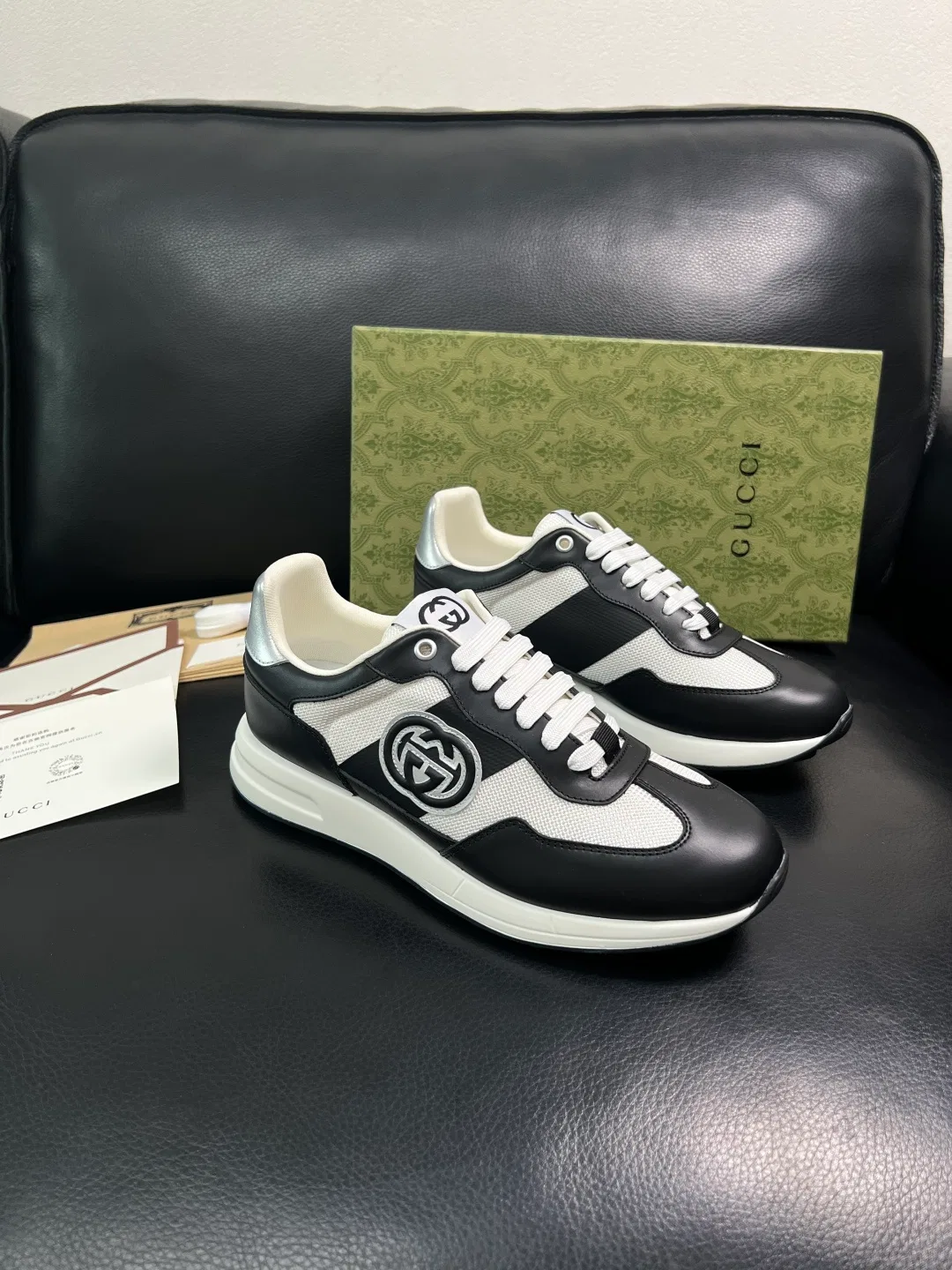 GU 27FW YVDTFAJ 001 스니커즈