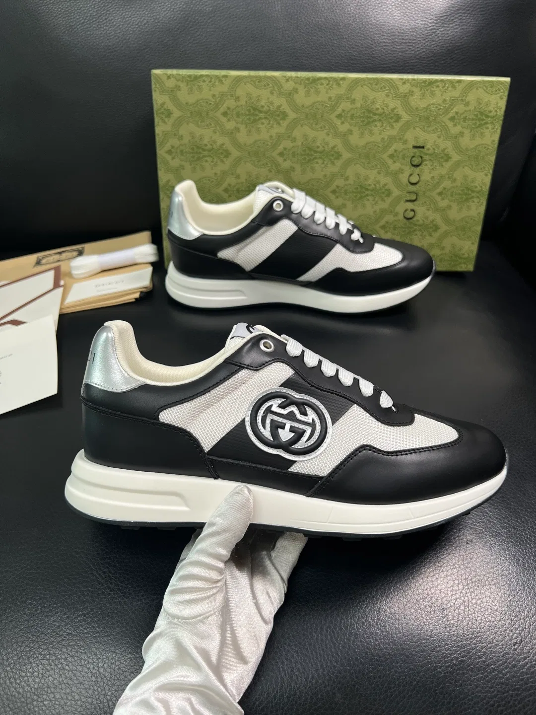 GU 27FW YVDTFAJ 001 스니커즈 4