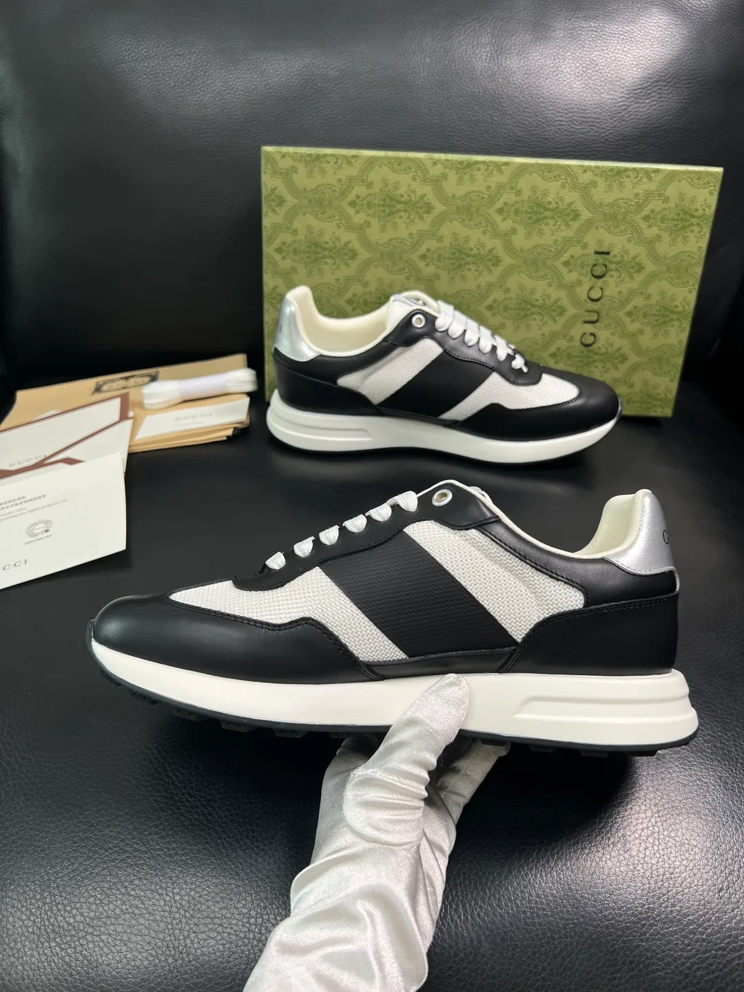 GU 27FW YVDTFAJ 001 스니커즈 5