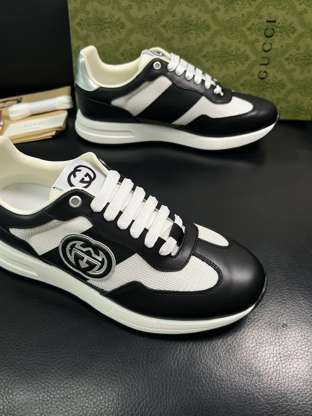 GU 27FW YVDTFAJ 001 스니커즈 6