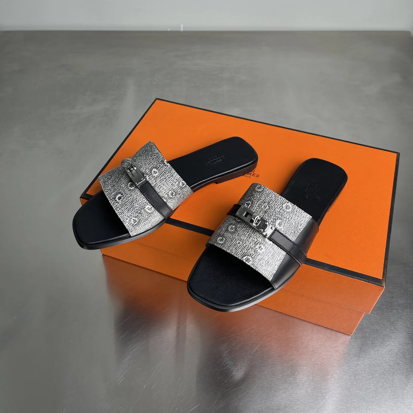 HER 27FW WHZIAAB 005 슬리퍼