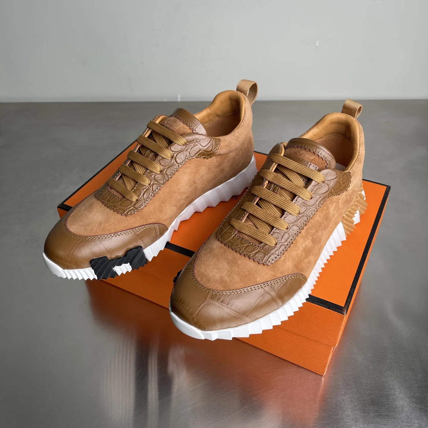 HER 27FW WHZIAAB 008 스니커즈