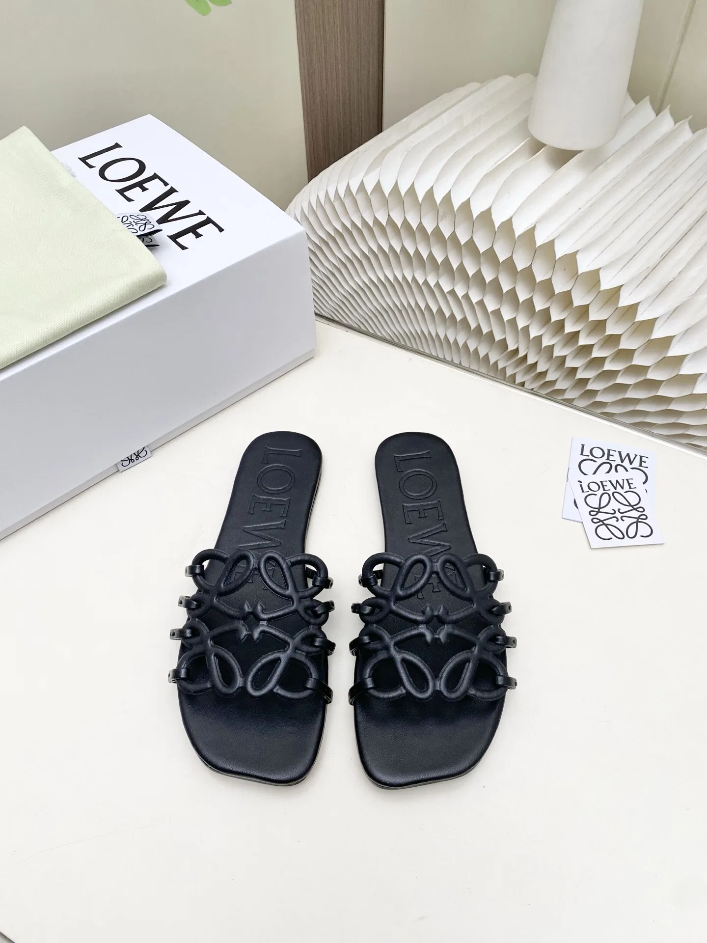 LOE 27FW LBNACFV 001 슬리퍼