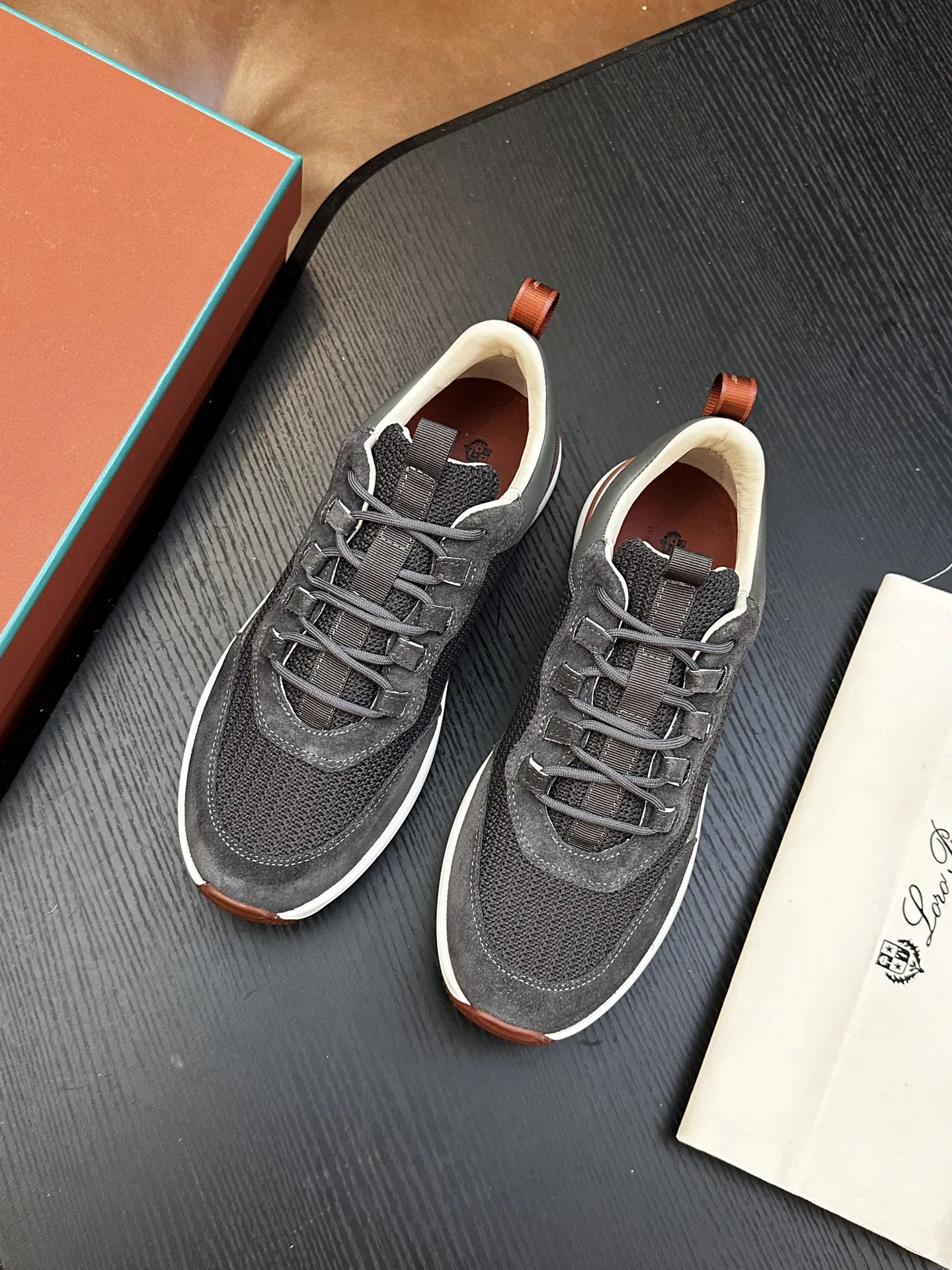 LP 27FW UOUXSPU 007 스니커즈 3