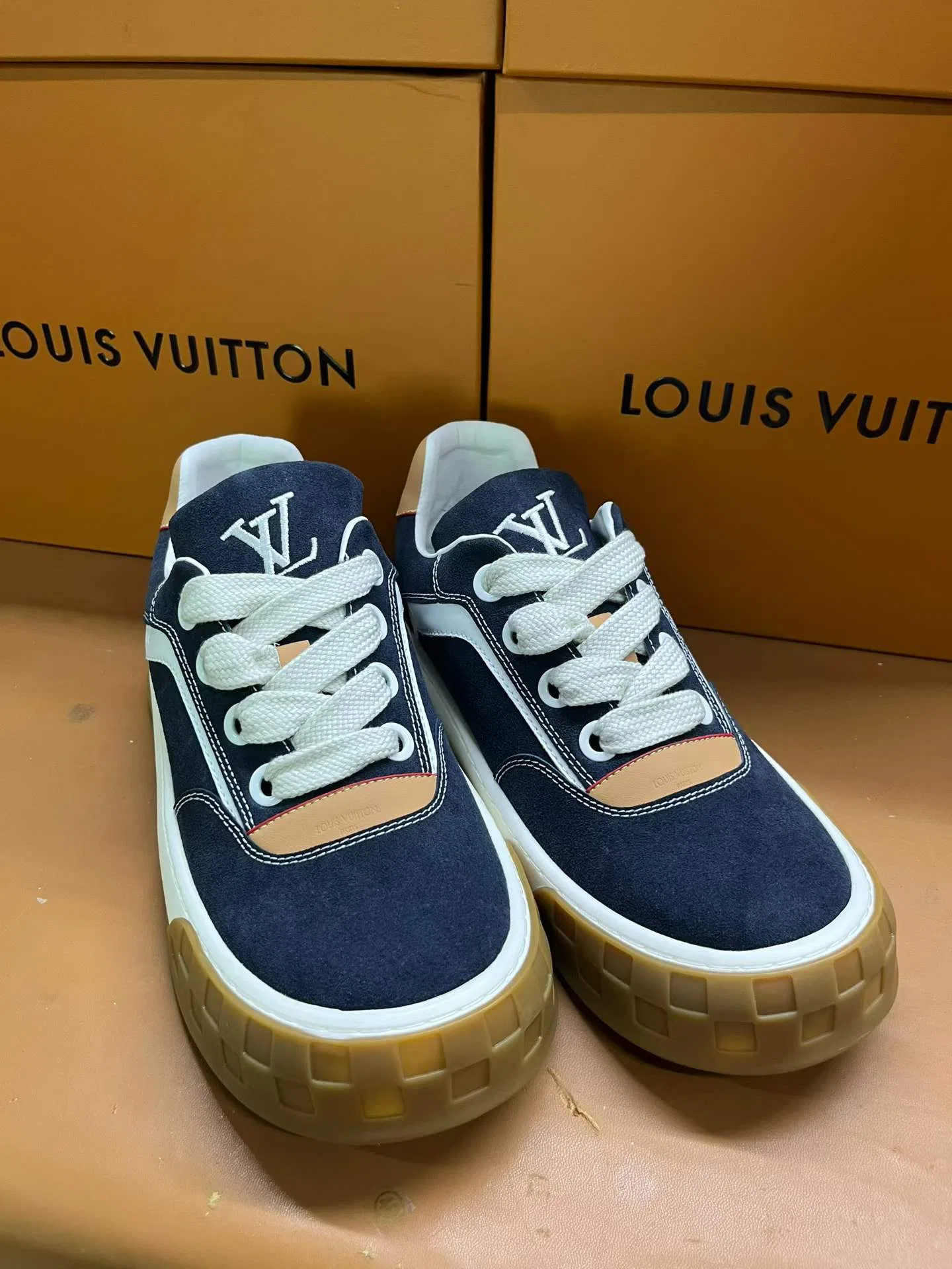 LV 27FW AKUCGHD 005 스니커즈