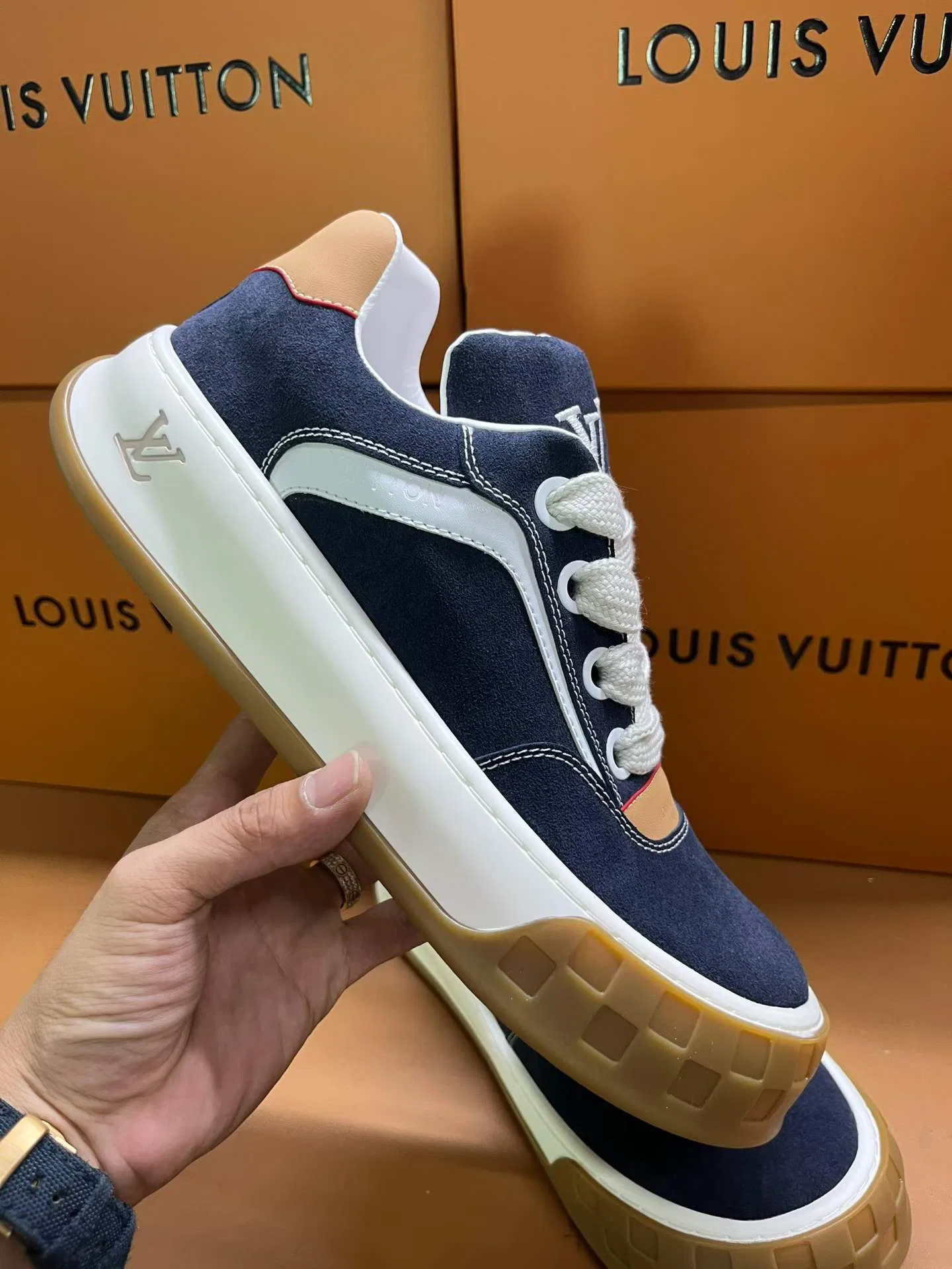 LV 27FW AKUCGHD 005 스니커즈 3