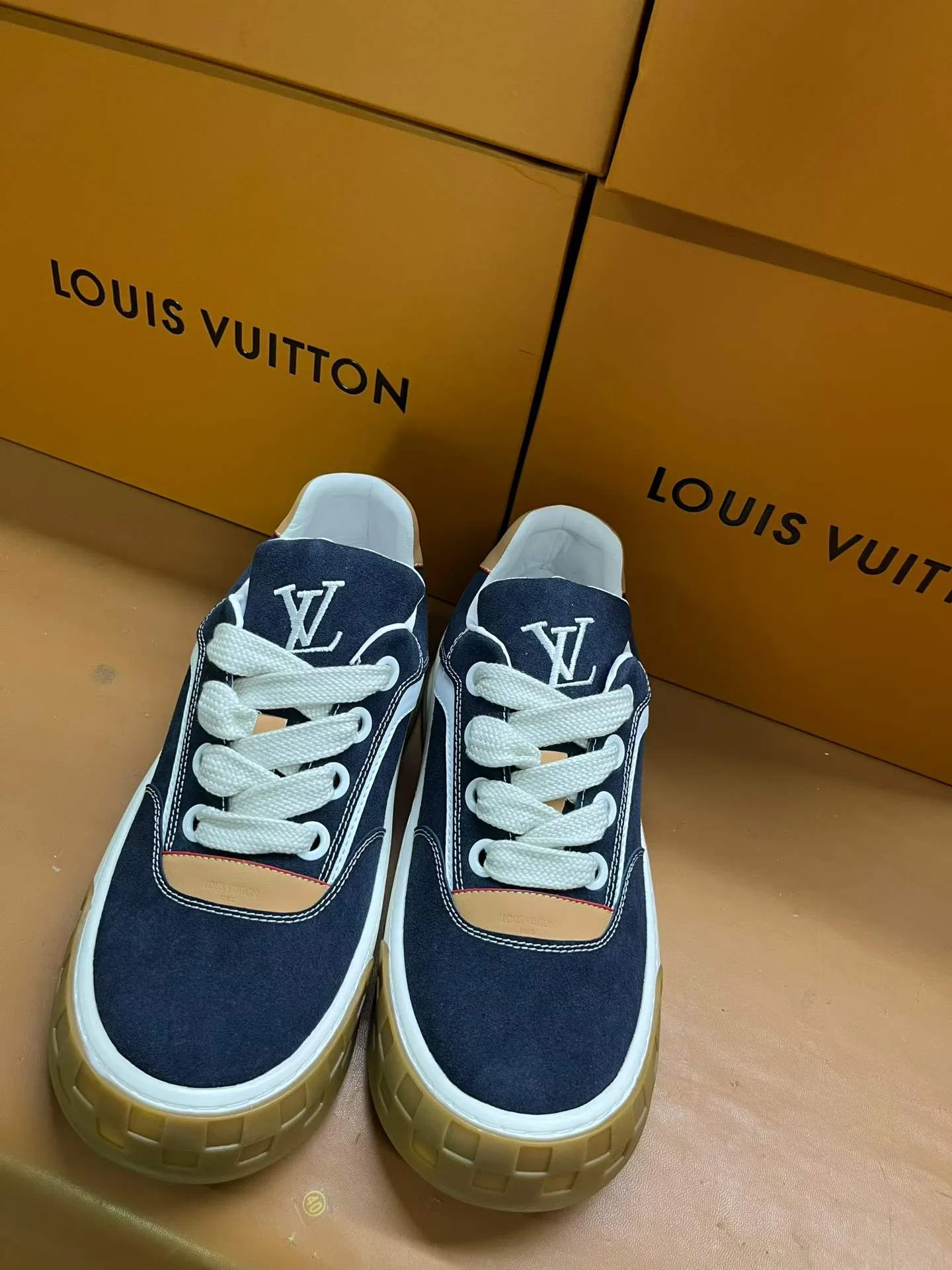 LV 27FW AKUCGHD 005 스니커즈 4