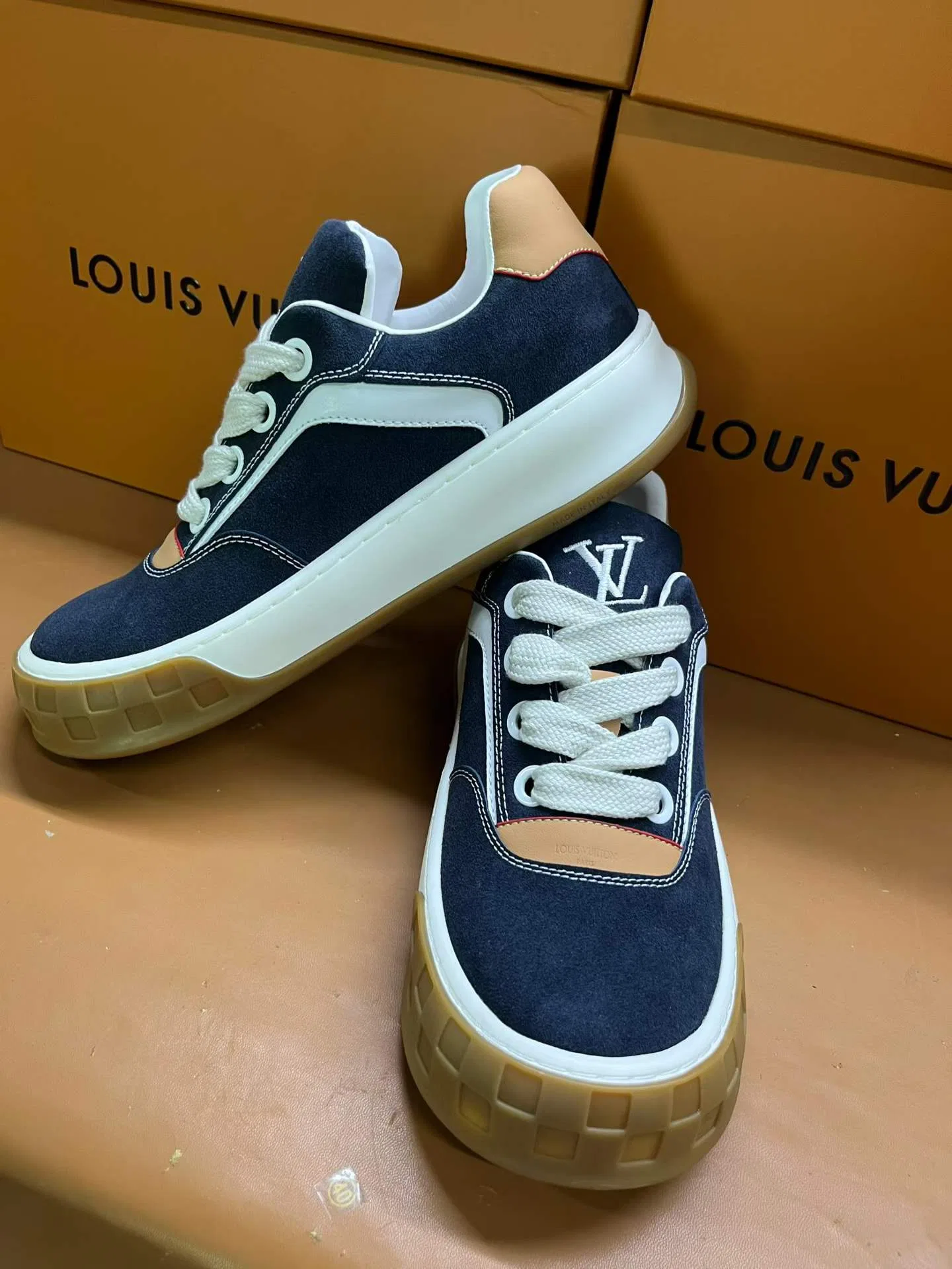 LV 27FW AKUCGHD 005 스니커즈 5
