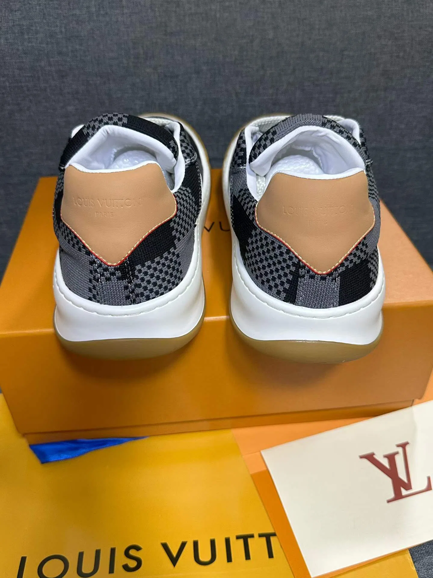 LV 27FW AKUCGHD 039 스니커즈 3