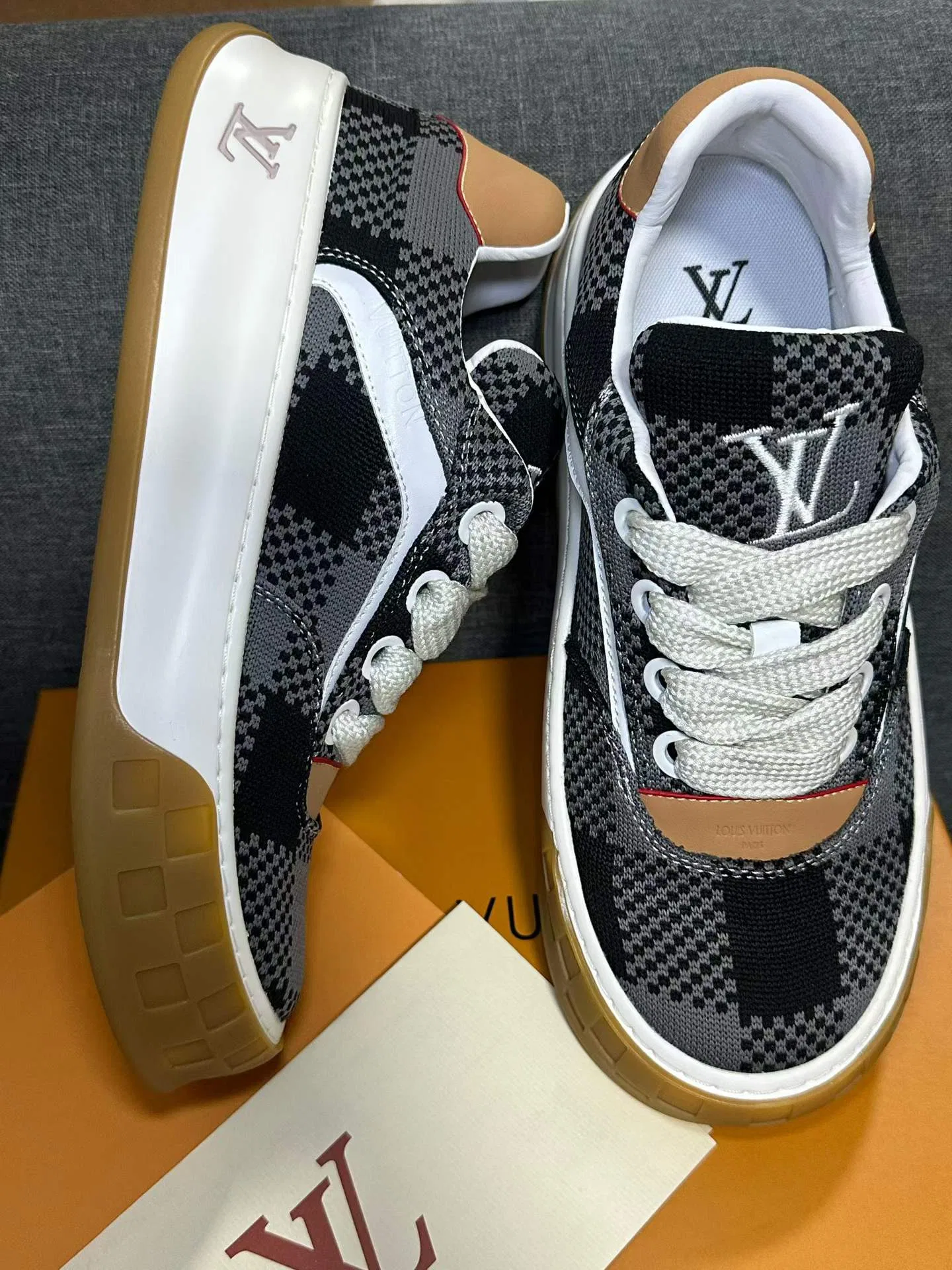 LV 27FW AKUCGHD 039 스니커즈 4