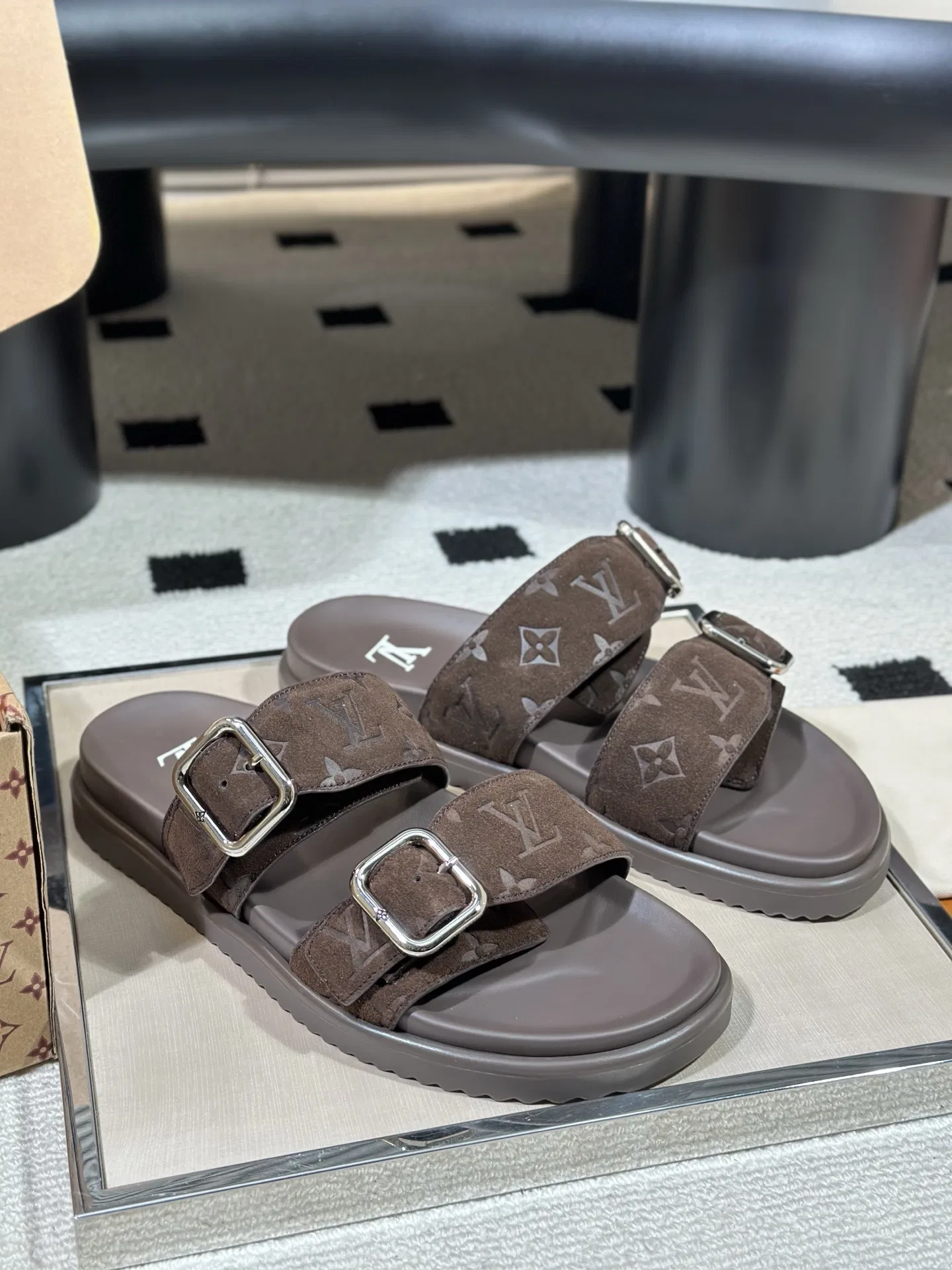 LV 27FW AKUCGHD 067 샌들