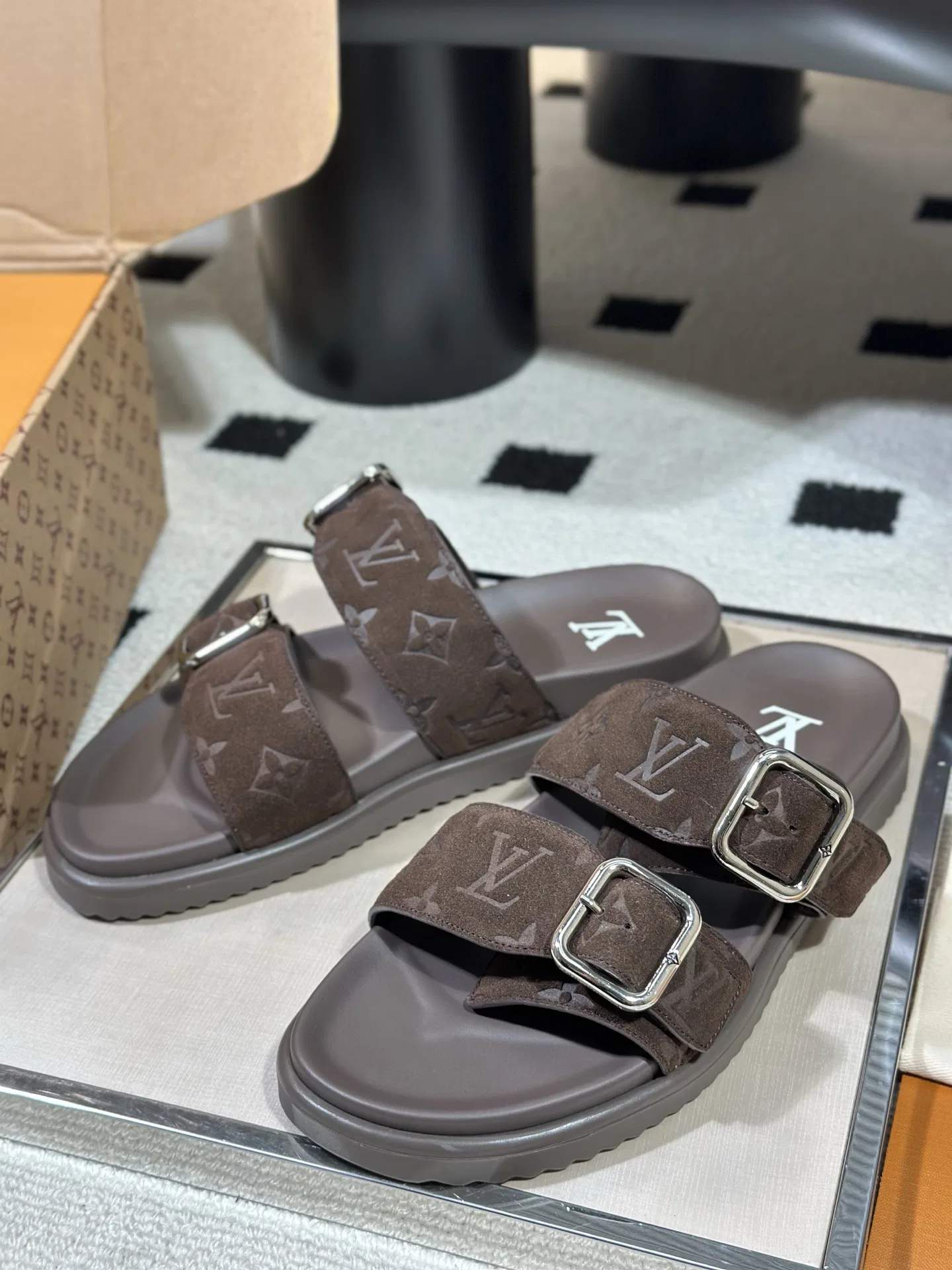 LV 27FW AKUCGHD 067 샌들 3