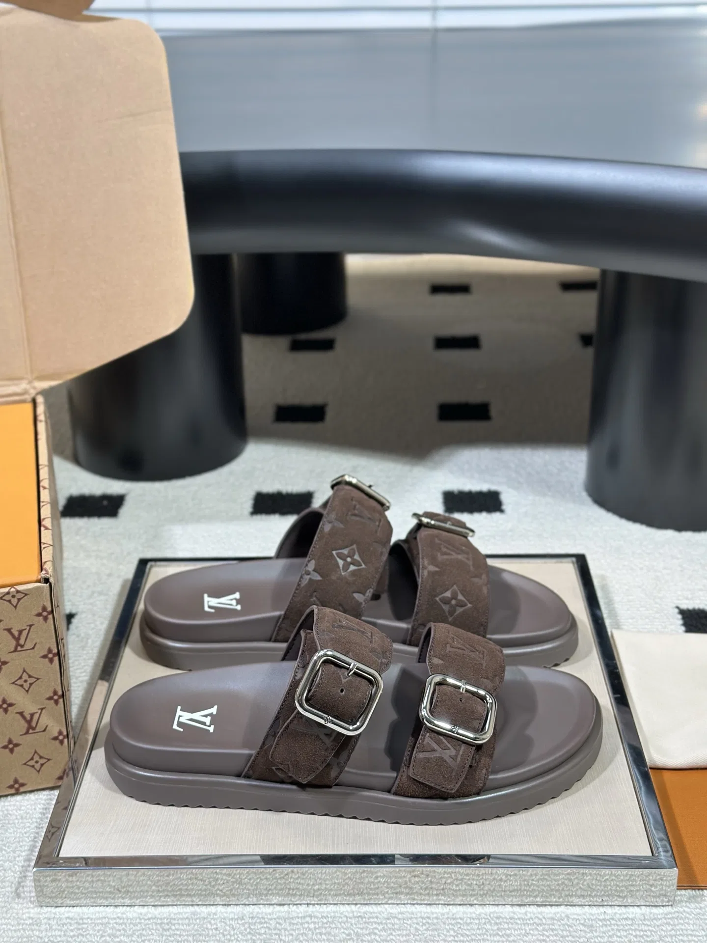 LV 27FW AKUCGHD 067 샌들 5