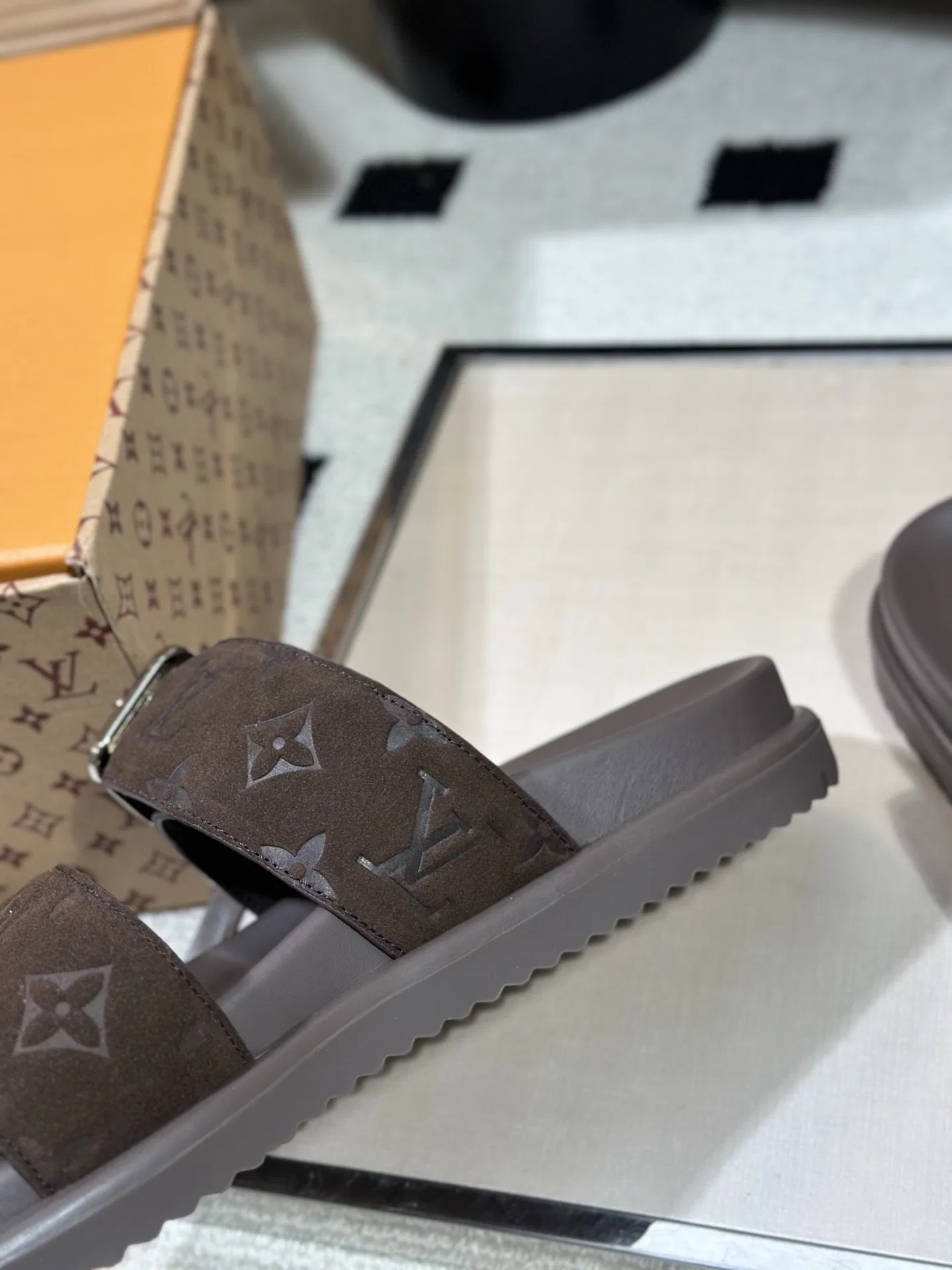 LV 27FW AKUCGHD 067 샌들 6