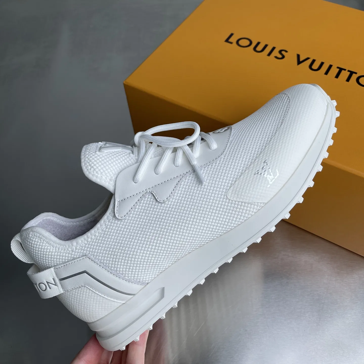 LV 27FW BMLOIMQ 001 스니커즈 3