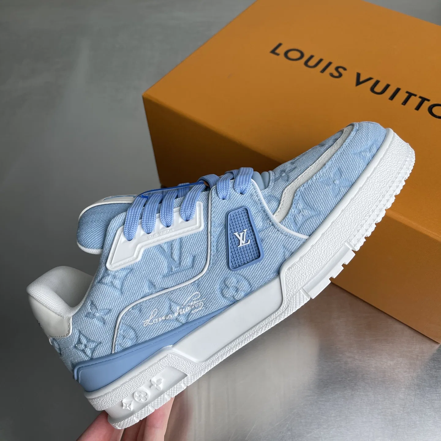LV 27FW BMLOIMQ 009 스니커즈 3
